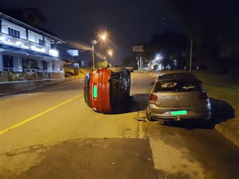 Motorista Bate Em Carro Estacionado E Tomba Autom Vel