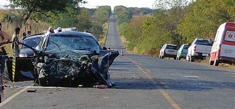 Carros Batem De Frente Ap S Ultrapassagem E Motorista Morre Na Mg