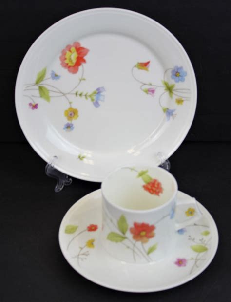 Mikasa JUST FLOWERS Place Setting Cup Saucer 7 5 Plate Bone China