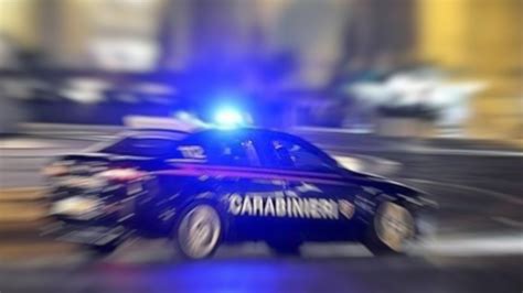 Rubano Registratore Di Cassa E Fuggono All Alt Dei Carabinieri Ma Si