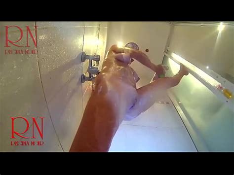 Cámara Voyeur en la ducha Una joven desnuda en la ducha se lava con jabón XVIDEOS