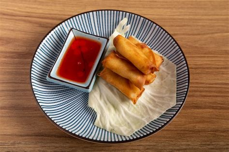 Plato De Mini Rollitos De Primavera De Gambas Chinas Con Salsa