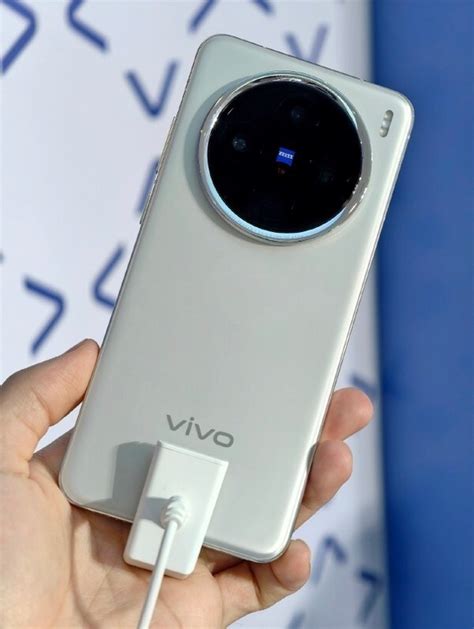 Vivo X200真机实拍图公布 采用四等深微曲屏 质感绝了腾讯新闻