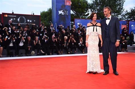 Photo Anna Mouglalis et son ami musicien arrivent à la cérémonie de