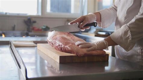 Carnicero Cortando Un Gran Trozo De Carne Cruda Fresca Sobre Una Tabla