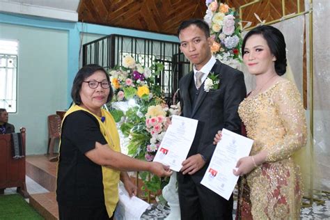 Dinas Dukcapil Dairi Serahkan Akta Nikah Dua Pasang Pengantin Baru