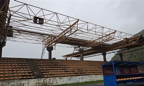 Otkinuta Limena Konstrukcija Jak Vjetar Odnio Dio Krova Na Stadionu