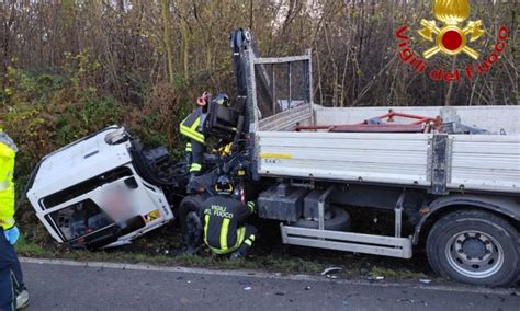 Scontro Tra Un Auto E Un Camion Muore Ventenne Di Binago Prima Como