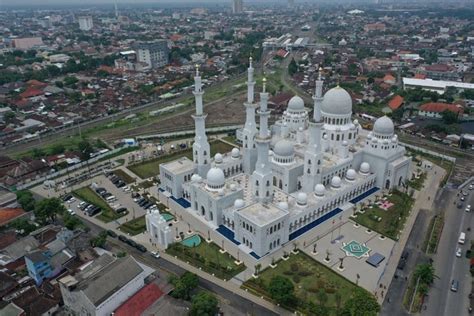 Foto Siap Siap Masjid Raya Sheikh Zayed Solo Dibuka Untuk Umum Mulai