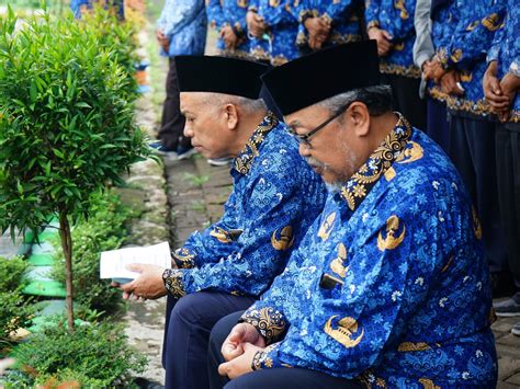 Hut Korpri Um Ke Ziarah Makam Leluhur Dan Senior Universitas Negeri