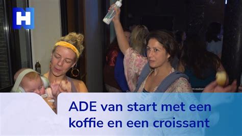 Ade Bezoekers Beginnen Vroeg Koffie Met Een Croissant In Plaats Van