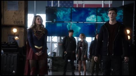 The Flash Vs Supergirl The Flash 3x08 Invasion Crossover With Arrow