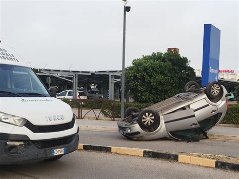 Pauroso Incidente Al Forum Palermo Schianto E Auto Ribaltata Un