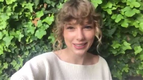 Taylor Swift is back and her natural curls are causing a sensation