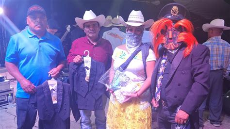 Los Ana Cha Xi Ana A A De Florida Regalando Trajes De Chilolo A Los