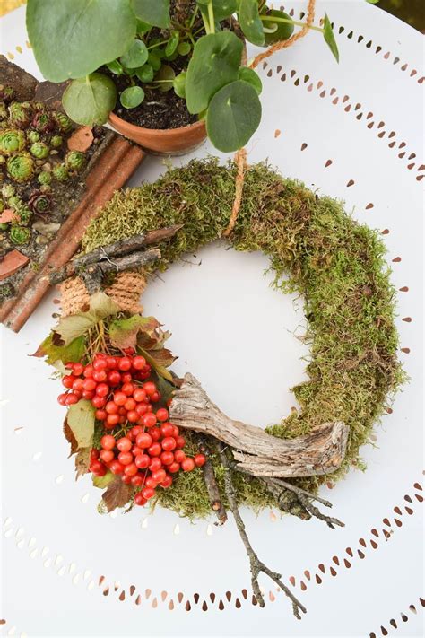 Diy Kranz Binden Einfach Selber Machen Mit Moos Beeren Holz Und Sisal