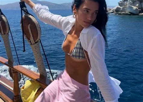 Dua Lipa Abre Su Blusa Y Sube La Temperatura De Las Redes Celebrity Land