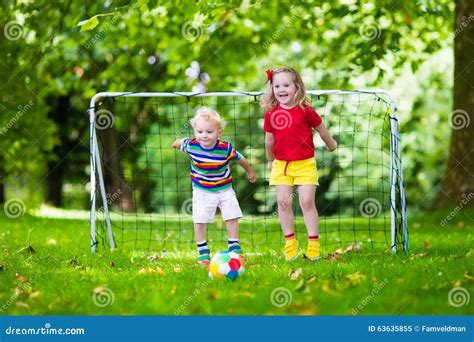 Enfants Jouant Le Football Dans La Cour D Cole Image Stock Image Of