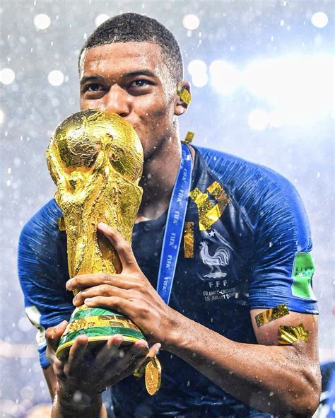 Kylian Mbappé Embrasse La Coupe Cm2018