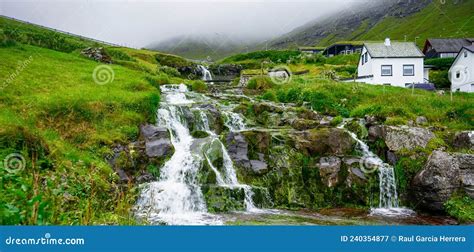 Pueblo T Pico De Las Islas De Faroe Casas Tradicionales De Pasto En El