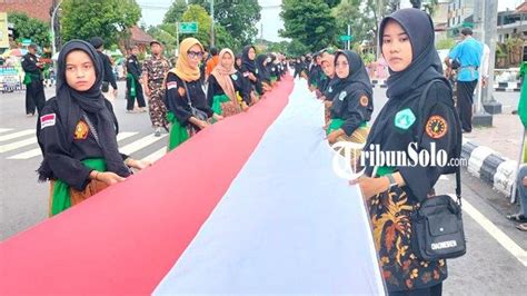 Spektakuler Ini Potret Ribuan Santri Di Sragen Bentangkan Bendera