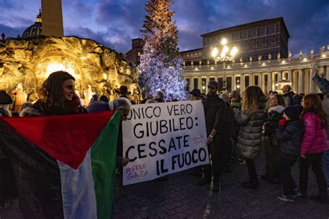 Presidio Contro La Guerra In Medioriente In Piazza S Pietro