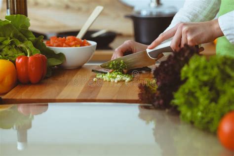 Mains Humaines Inconnues Faisant Cuire Dans La Cuisine Femme Coupant