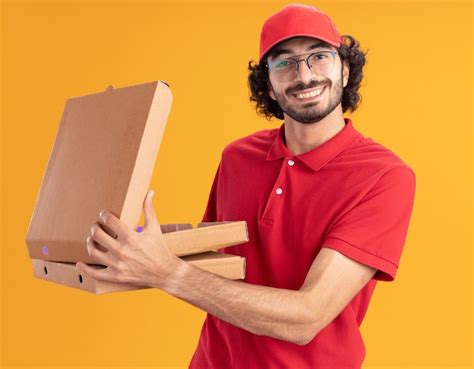 Repartidor Cauc Sico Joven Sonriente En Uniforme Rojo Y Gorra Con Gafas