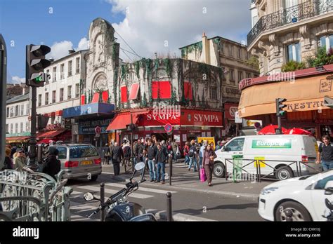 Traffic and tourists in the busy city centre, Paris street scene Stock ...