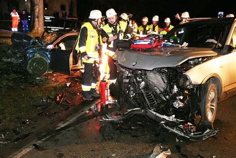 Moosburger Kracht Mit Bmw In Gegenverkehr Audi Fahrer Schwer