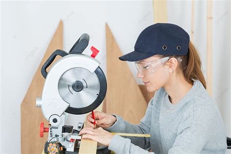 Carpinteiro Feminino Usando Serra De Bancada Vetor Fundo E Imagem Para