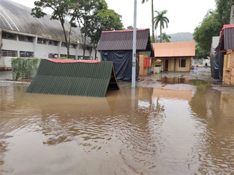 FOTOS Grande Volume De Chuva Deixa Ruas Alagadas E Causa Deslizamentos