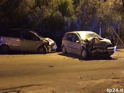 Marsala Grave Incidente Nella Notte In Via Trapani In Tre Finiscono