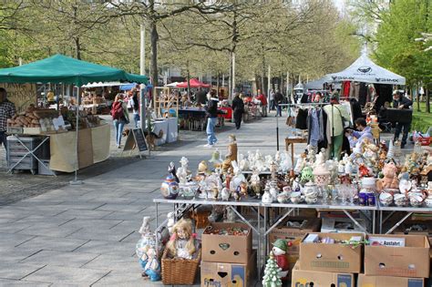 Kreativ Antik und Trödelmarkt auf der Hauptstraße zum Familienfest