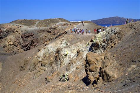 Turistas Que Surpreendem a Cratera Nea Kameni Do Vulcão Foto Editorial