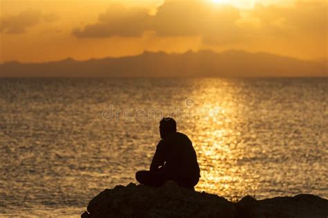 Silueta De Una Persona Contra Puesta Del Sol Foto De Archivo Imagen