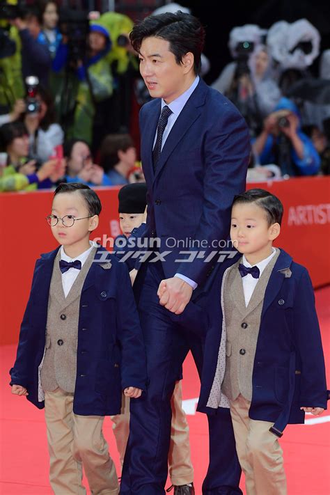 【フォト】ソン・イルグク、三つ子の息子と出席＝釜山映画祭