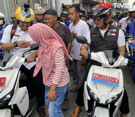 Naik Motor Listrik Bobby Pamerkan Mural Di Medan Ke Ridwan