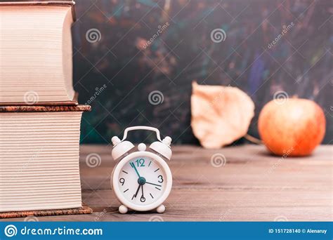 De Nuevo A Fondo De La Escuela Con Los Libros El Reloj La Manzana Y