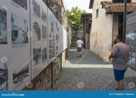 Muchos Turistas Visitan El Museo De Los Restos De Guerra En Ciudad Ho