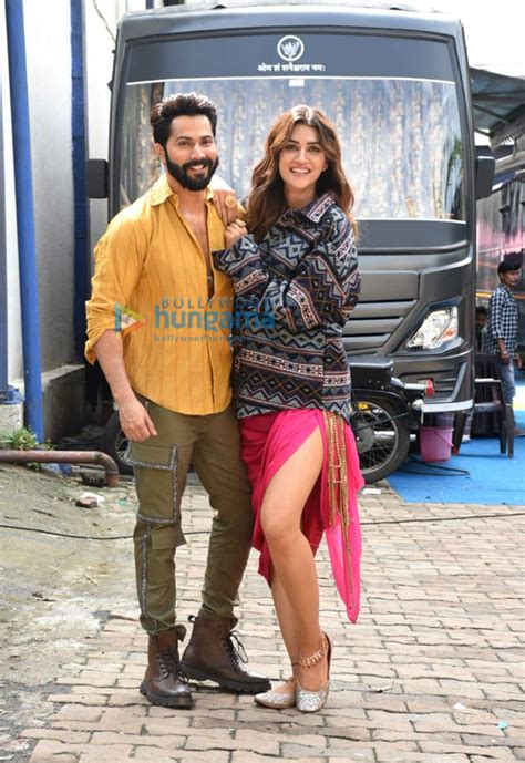 Photos Varun Dhawan Kriti Sanon And Amar Kaushik Snapped Shooting For