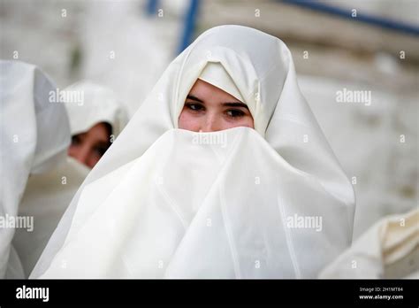 Tunisian Muslim Women in traditional Tunisia clothes in the Old Town of ...