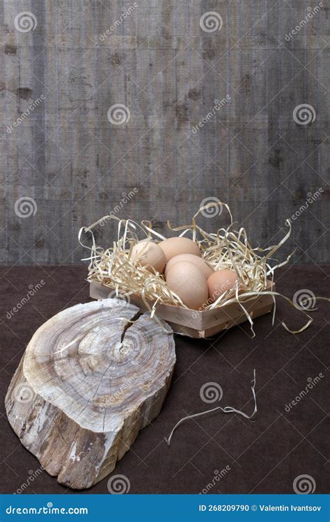 Cinco Ovos De Galinha Numa Placa Aparas De Madeira Foto De Stock