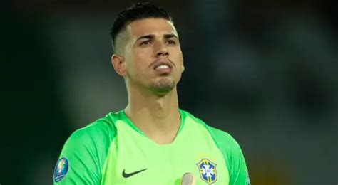 Direção do Corinthians confirma que Inter está contratando goleiro Ivan