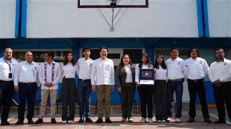 Mario Delgado Visita Al CETMAR En Veracruz Para Felicitar A Las Alumnas