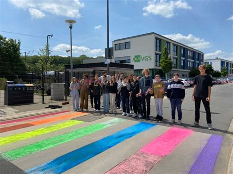 Bunte Regenbogenstreifen Am Wasseramselweg Internationaler Tag Gegen