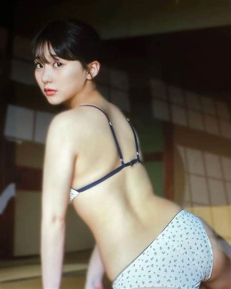 田中美久さんのインスタグラム写真 田中美久instagram「🍑 オフショットです。 あとは紙面を楽しみにしててください♡ゲットしてね