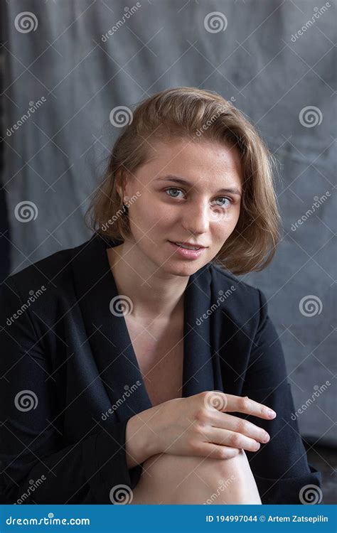 Portrait De Jeune Femme Du Caucase Avec Les Cheveux Courts Posant Dans