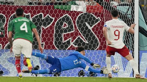 Una atajada del mexicano Memo Ochoa impidió la victoria de Polonia en