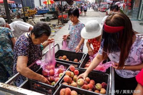 皖北農村大集上桃子滯銷，一塊錢3斤無人買，為何這家桃農的桃子5毛錢一斤賣火了 每日頭條